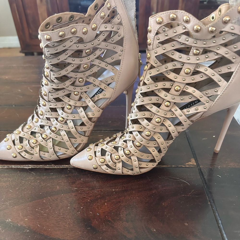 Alice + Olivia Reiy Studded ankle boots sz 9.5